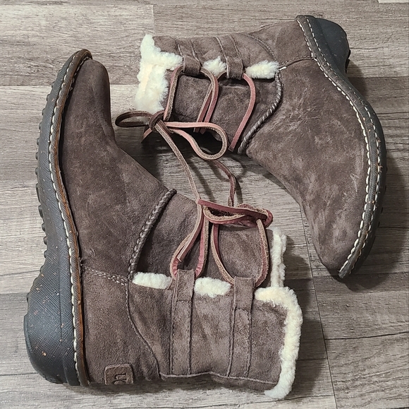 UGG Australia Caspia Women Boots Size 6 - Picture 2 of 11